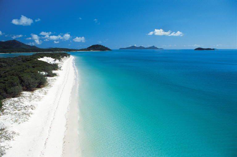 A praia possui cerca de 7 quilômetros e está no arquipélago Whitsundays. Foto: Pinterest