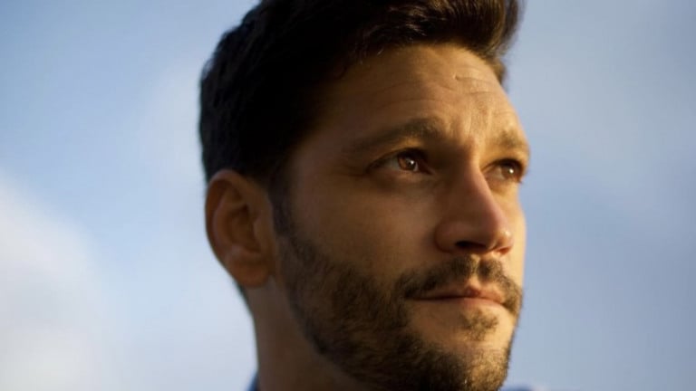 Eita! Armando Babaioff expõe a forma como o Brasil é visto no exterior