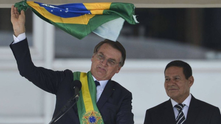 Deputado do PT quer proibir 'uso político' da bandeira do Brasil