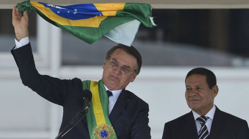 Deputado do PT quer proibir 'uso polÃtico' da bandeira do Brasil Deputado do PT quer proibir 'uso polÃtico' da bandeira do Brasil