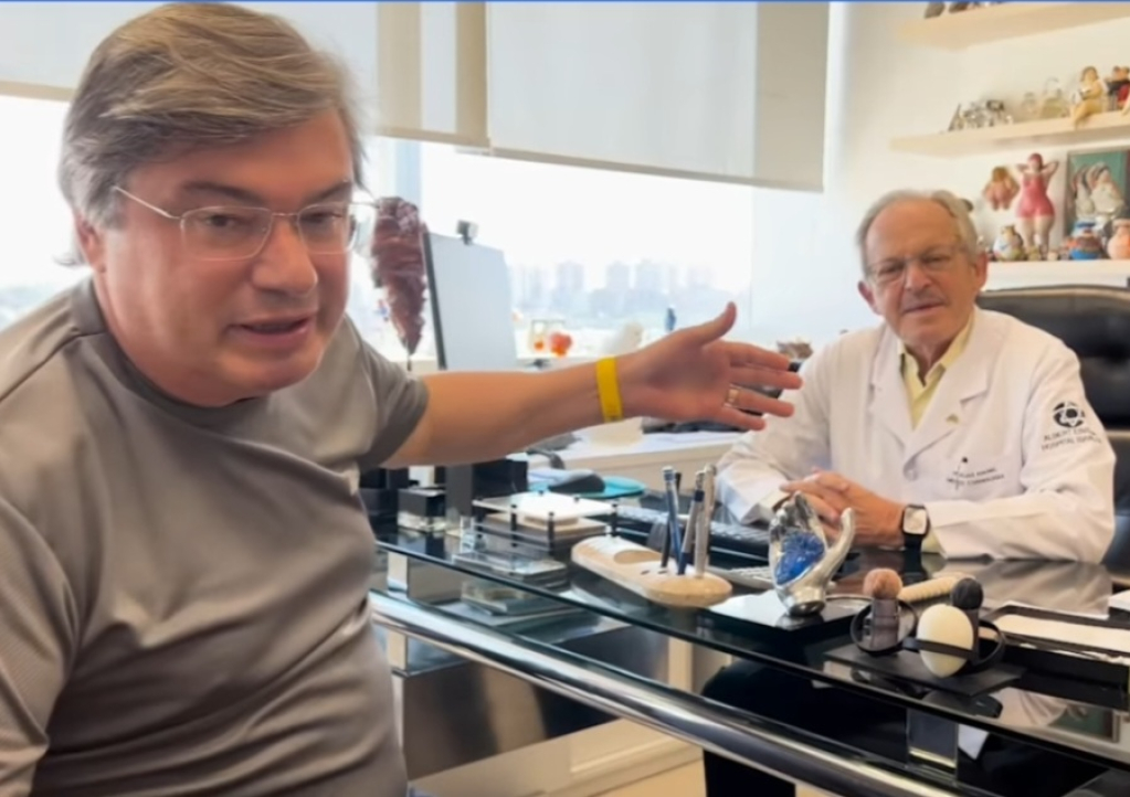 Daniel com o médico Elias Knobel antes da cirurgia- Divulgação