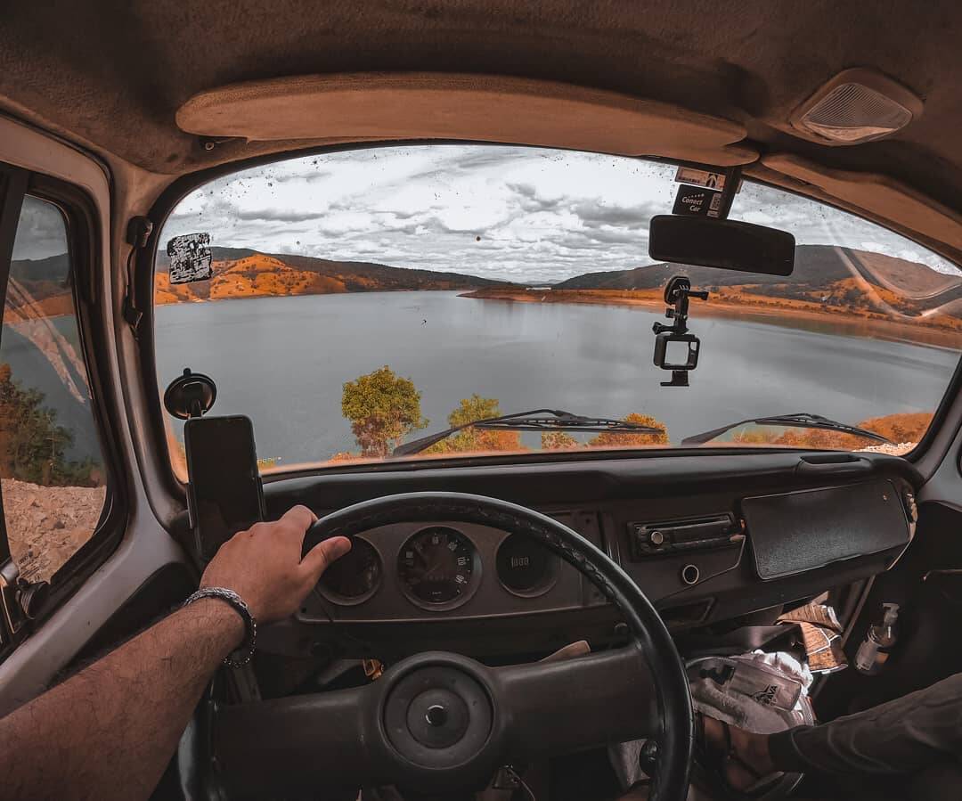 Camila da Silva Moller, Leonardo Moller Pitella e Luna viajam pelo país em uma Kombi. Foto: Desbrava Trip