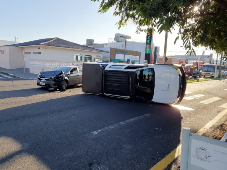 Caminhonete tomba após acidente na avenida das Esmeraldas