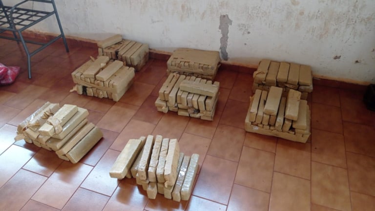 Motorista foge pela BR-153, bate em defensa e abandona carro com maconha