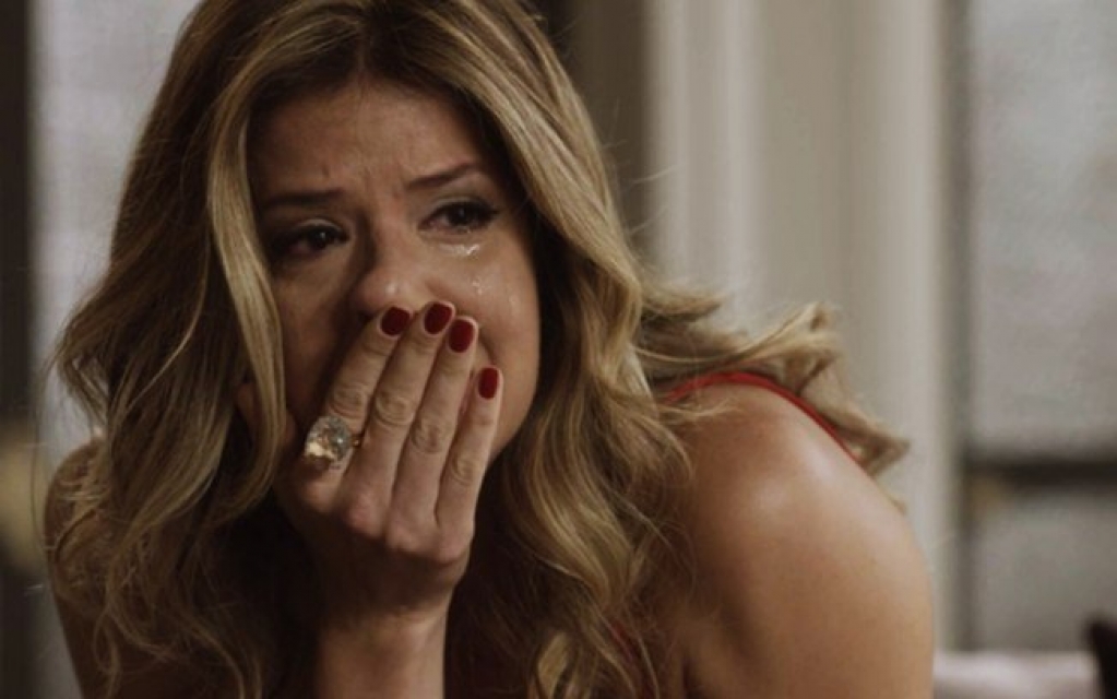 'Pega Pega' final: Bebeth descobre segredo e passa mal 'Pega Pega' final: Bebeth descobre segredo e passa mal