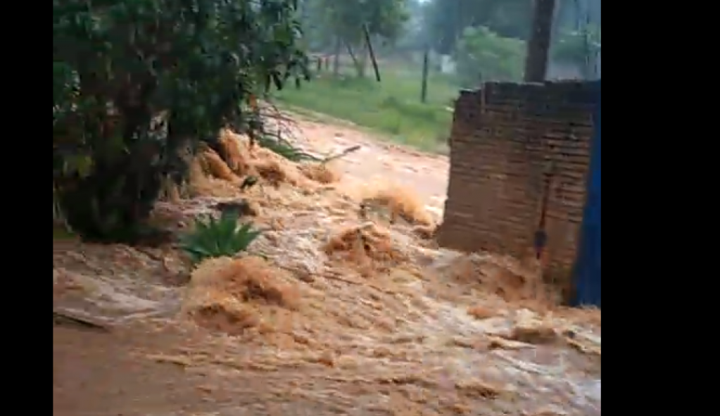 Enxurrada de fazenda danifica ruas, chácaras e deixa moradores ilhados