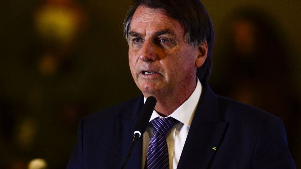 Bolsonaro pede calma aos servidores e critica cortes em ministérios