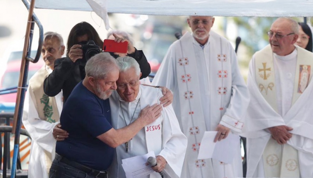 Padre Lancelotti condena fake news e ataques a bispo por ato com Lula; assista