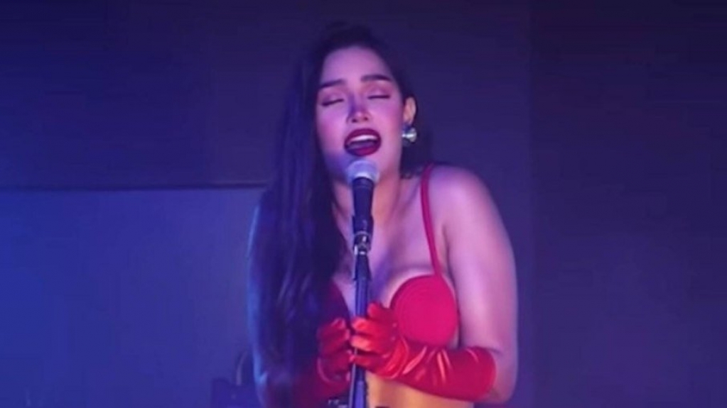 Flay canta música de Whitney Houston e diz: "Se o coração doer, cante" Flay canta música de Whitney Houston e diz: "Se o coração doer, cante"