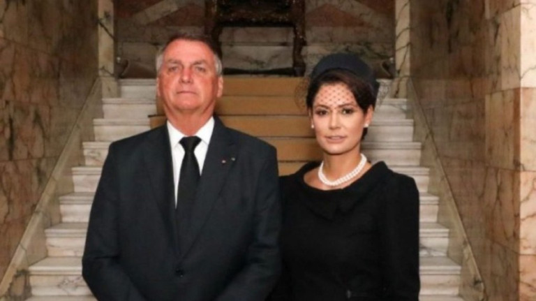 Michelle quebra silêncio e se manifesta sobre unfollow em Bolsonaro