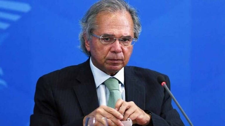 Guedes volta a defender fim de encargos trabalhistas