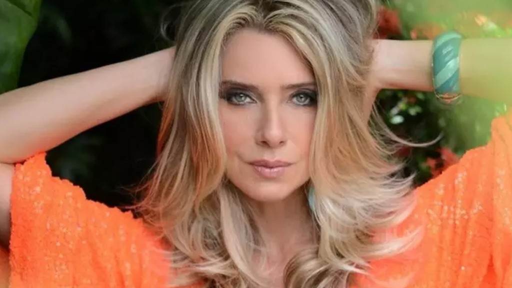Leticia Spiller volta a agitar web com cliques de topless: ‘Iluminando’ Leticia Spiller volta a agitar web com cliques de topless: ‘Iluminando’