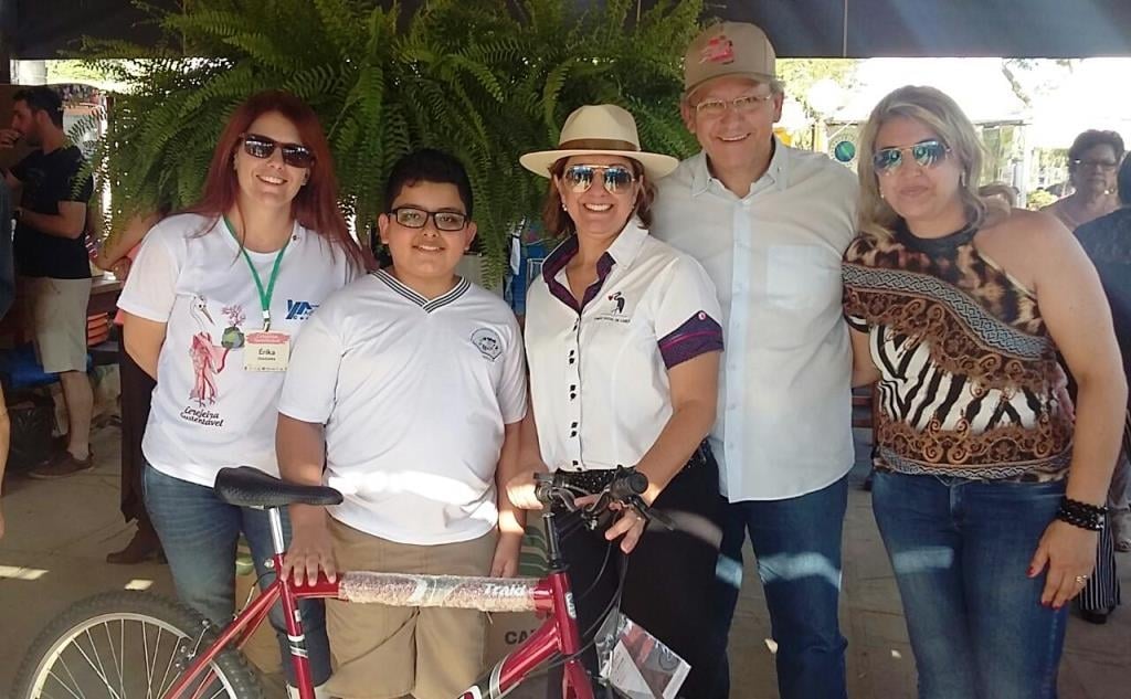 Aluno ganha bicicleta em campanha ambiental com escolas de Garça