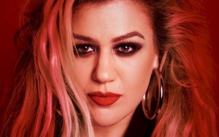 Kelly Clarkson lança covers de Billie Eilish e Whitney Houston em novo EP