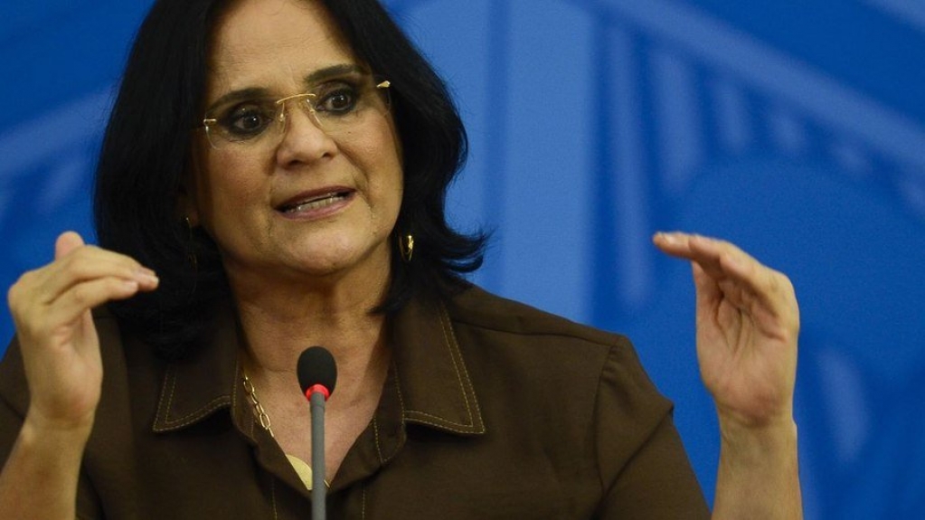 Deputado pede que MPF investigue Damares por 'carona' em voo da FAB Deputado pede que MPF investigue Damares por 'carona' em voo da FAB