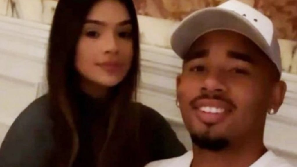 Gabriel Jesus comemora um mês de namoro