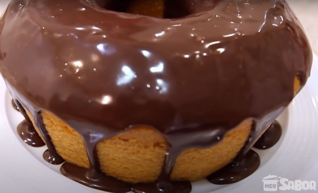 Bolo de cenoura, cobertura de chocolate e um cafezinho! Fim de tarde incrível! Faça hoje mesmo!