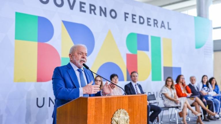 Tempestade em SP: Lula volta à Bahia após visitar o litoral paulista