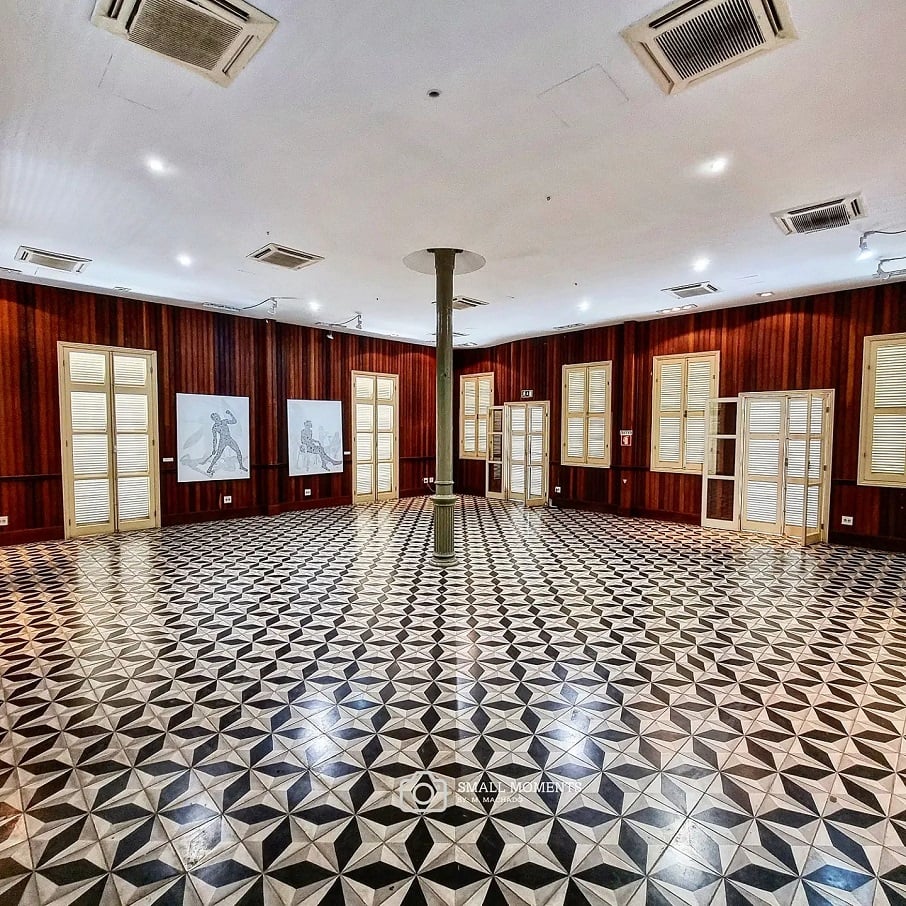 O interior do Palácio de Ferro, em Luanda, Angola. Foto: Reprodução/Instagram 31.03.2023