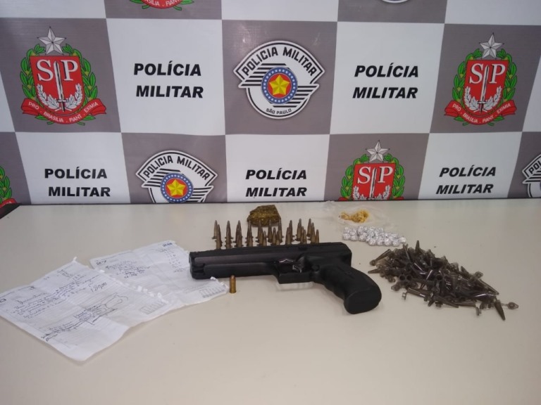 Jovem é preso com drogas e réplica de pistola na casa da avó em Garça