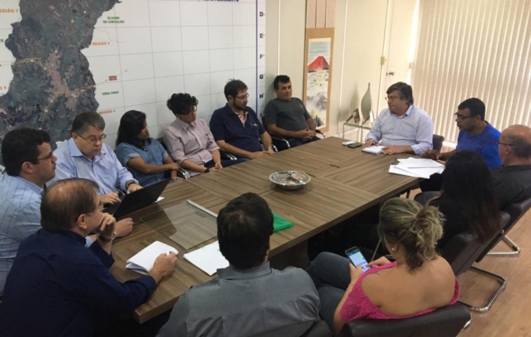 Prefeito Daniel ALonso durante encongtro com representantes dos servidores