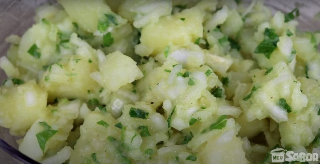 Aprenda a fazer uma deliciosa salada de batatas!