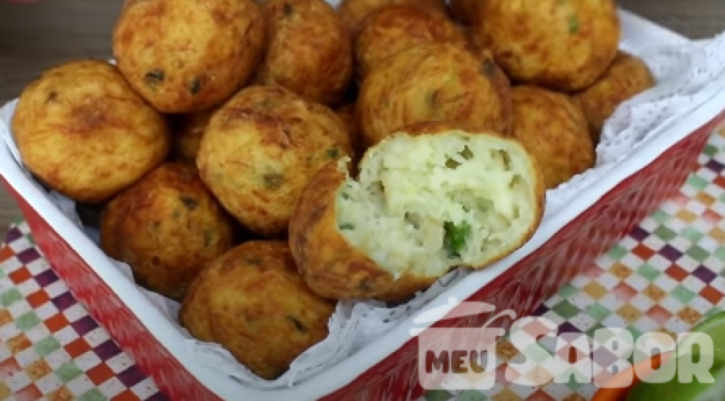 Que tal aprender a fazer bolinho de bacalhau e servir como petisquinhos na roda de amigos?