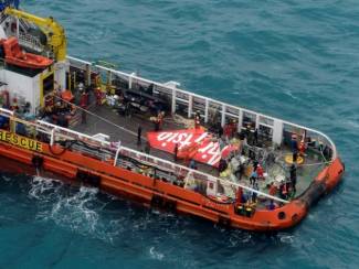 Equipes de busca retiram destroços do mar