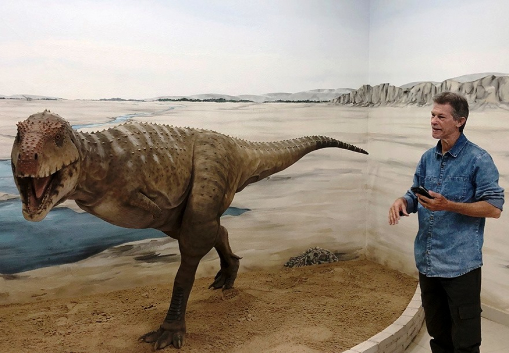 Palweontólogo e coordenador do Museu, William Nava com réplica de dinossauro que integra acervo – Ivan Evangelista Jr/A Foto que fala