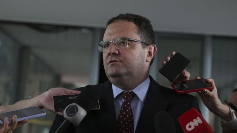 Ministro da Economia oferece equipe para transição, diz Barbosa