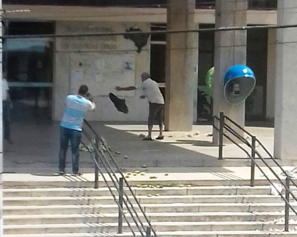 Morador joga lixo na porta da prefeitura em protesto