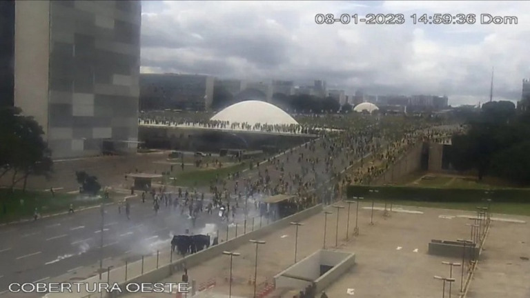 redacao@odia.com.br (O Dia) 8 de janeiro: novas imagens da invasão golpista mostram baixo efetivo da PM no Planalto