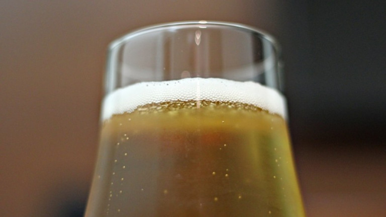 Estudo: duas cervejas por dia reduzem risco de desenvolver demência