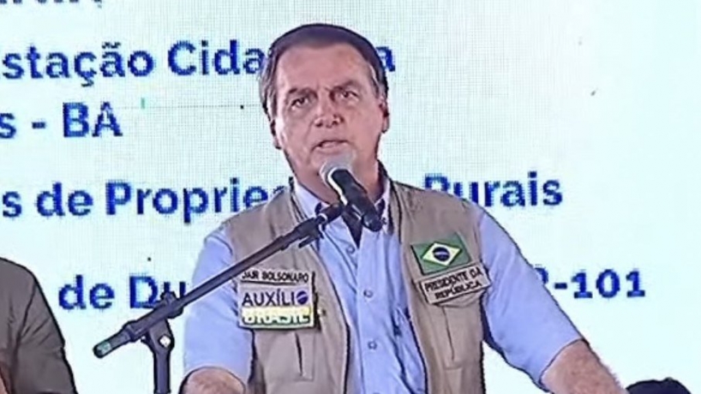 Bolsonaro confirma valor do Auxílio Brasil e defende respeito ao teto de gastos