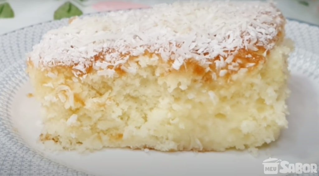 Aprenda a fazer um maravilhoso bolo de coco bem molhadinho!