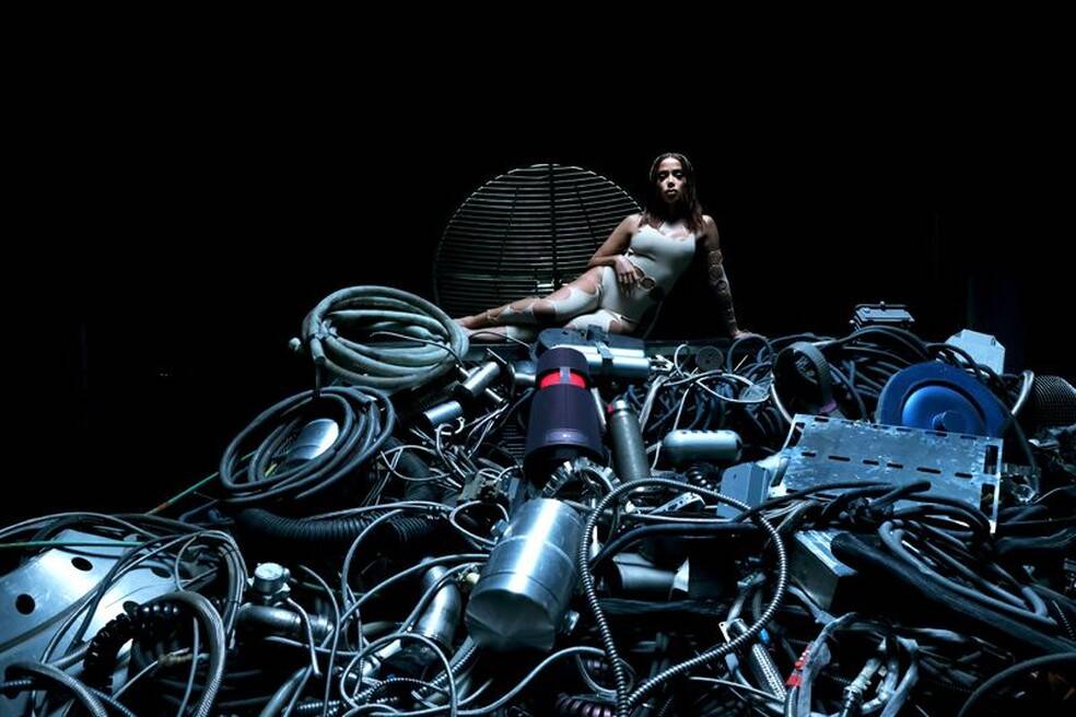 Fotos de bastidores do novo clipe da cantora Anitta. Foto: Reprodução