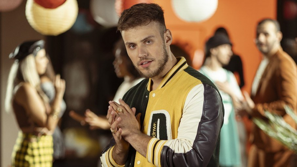 Matheus Gabriel invade mansão da ex em novo clipe e é retirado pela PM