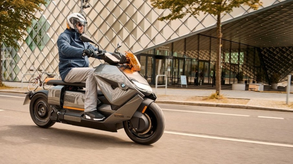 BMW revela scooter elétrica CE 04 que chegará ao mercado em 2023