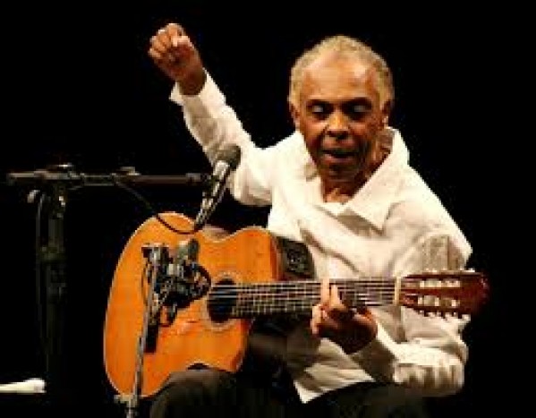 Gilberto Gil deixa hospital e marca show