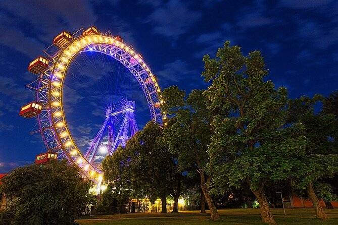 Localizada no Parque Prater, a Wiener Riesenrad oferece uma visão belíssima do alto de Viena. Foto: Reprodução/Viator