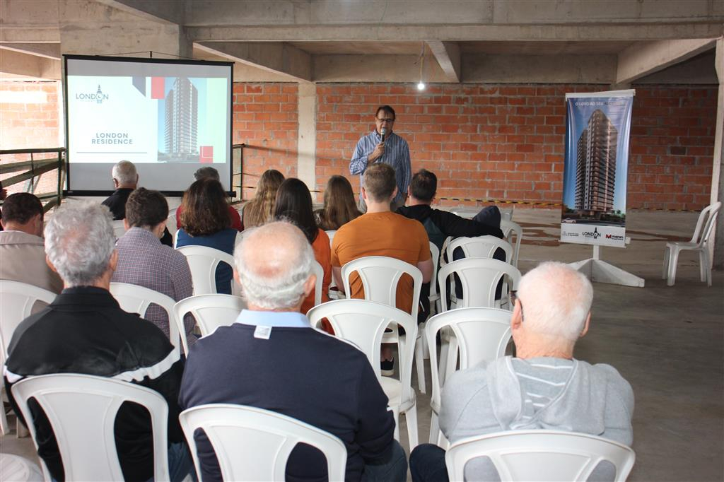 Os compradores e condôminos do residencial, ainda em obras, durante assembleia de prestação de contas