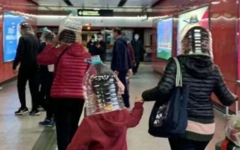 Turistas usam "capacetes de plástico" para fugir de coronavírus em aeroportos