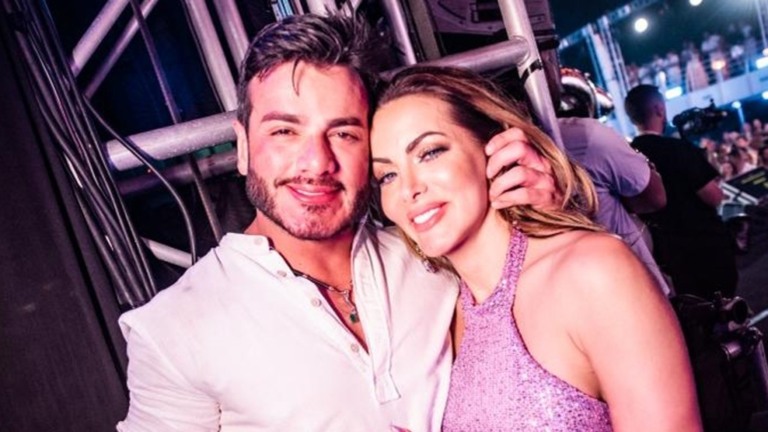 Carla Prata fica noiva em Réveillon durante show de Léo Santana: ‘Anel luxuoso’