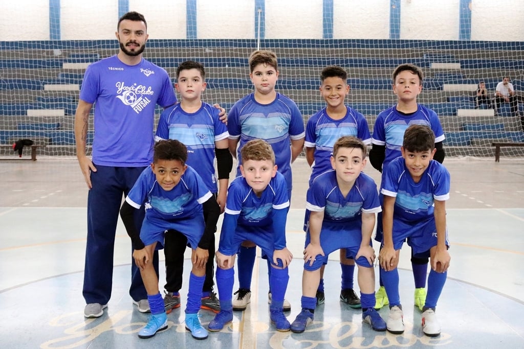 Jogadores da categoria sub-10 de Futsal do Yara Clube que representam Marília na final do Campeonato Paulista