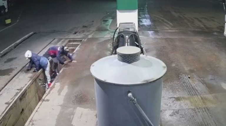 Vídeo: ladrões tentam fugir e caem no fosso de posto de combustível