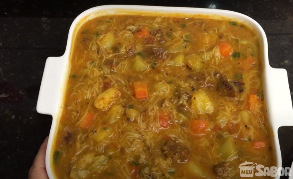 Sopa de carne e legumes para aquecer aquela noite fresquinha!