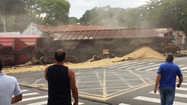 Trem descarrila e atinge prédios no Oeste Paulista