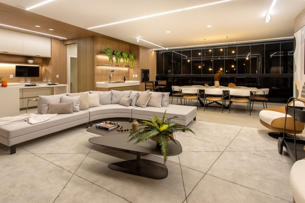 A réplica de um apartamento decorada e automatizado mostram design flexível e pé direito alto de uma verdadeira casa suspensa