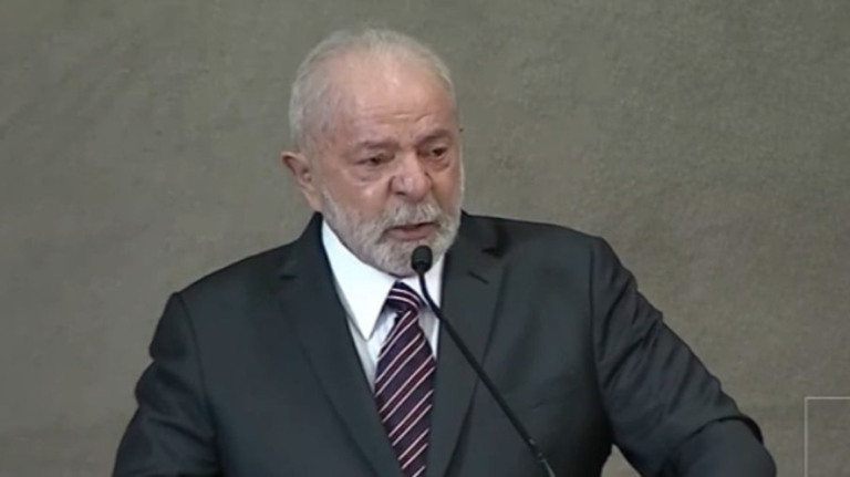 Lula se emociona em diplomação e defende a democracia
