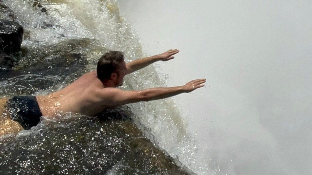 Devil's Pool: o lugar onde Fábio Porchat ficou à beira de cachoeira